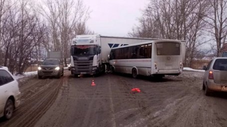 Девять пострадавших: на видео попало ДТП с автобусом и фурой в Красноярске