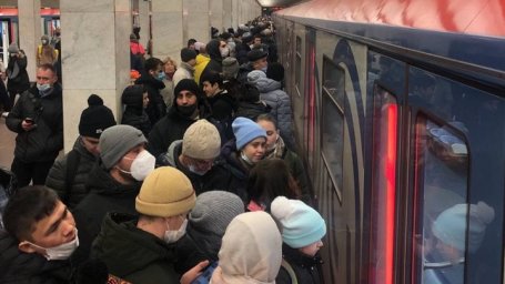 Поезда встали на фиолетовой ветке московского метро