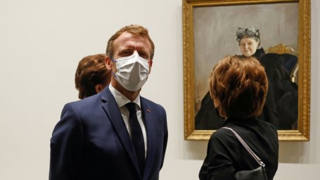 Эммануэль Макрон открыл в Париже выставку картин русских художников