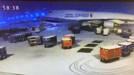 Момент ЧП с самолетом Boeing 747 в аэропорту Чикаго попал на видео