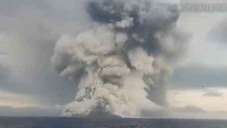 На Курилах объявлена угроза цунами после извержения вулкана в Тихом океане