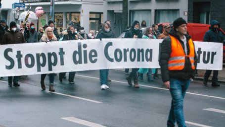 Коронавирус: в Германии люди вышли на демонстрации протеста