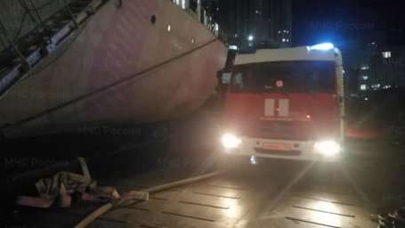 В порту Владивостока из-за пожара с судна эвакуировались 18 моряков