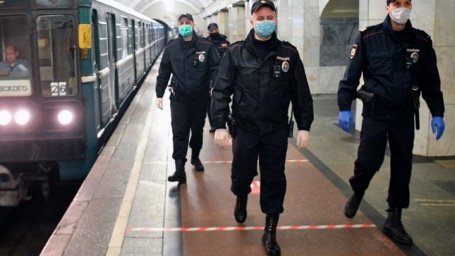 В Москве ищут мужчину, ударившего полицейского на станции метро